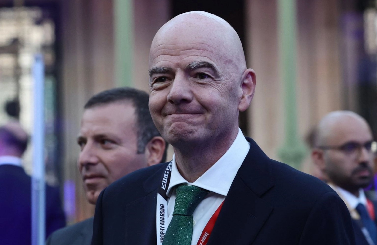Exfutbolistas piden un “cambio” en la FIFA y cuestionan el liderazgo de Infantino