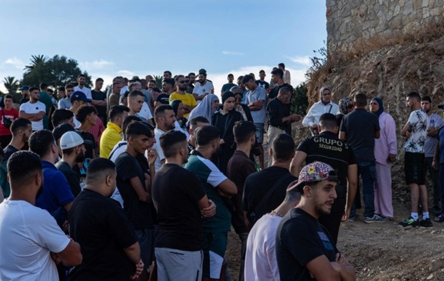 Protestas contra migrantes desatan violencia e incendio de campamento en Ceuta