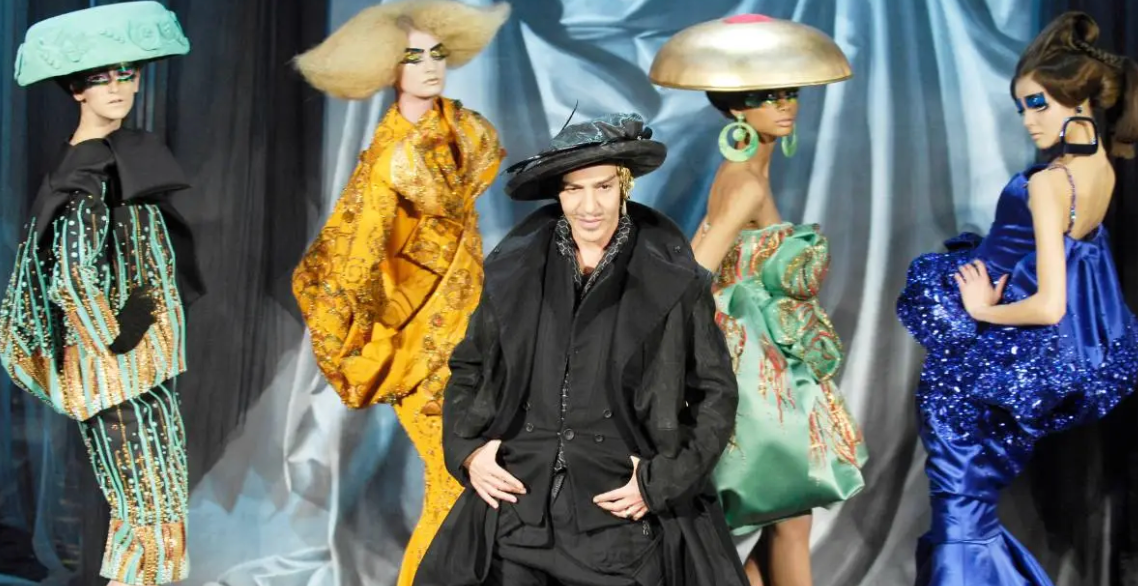 La polémica que llevó a John Galliano a renunciar al homenaje que le harían en la próxima Met Gala