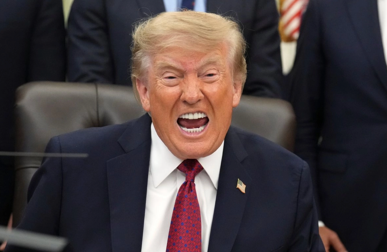 Trump descarta uso de armas nucleares contra Irán; afirma que estrecho de Ormuz está bajo control de EU