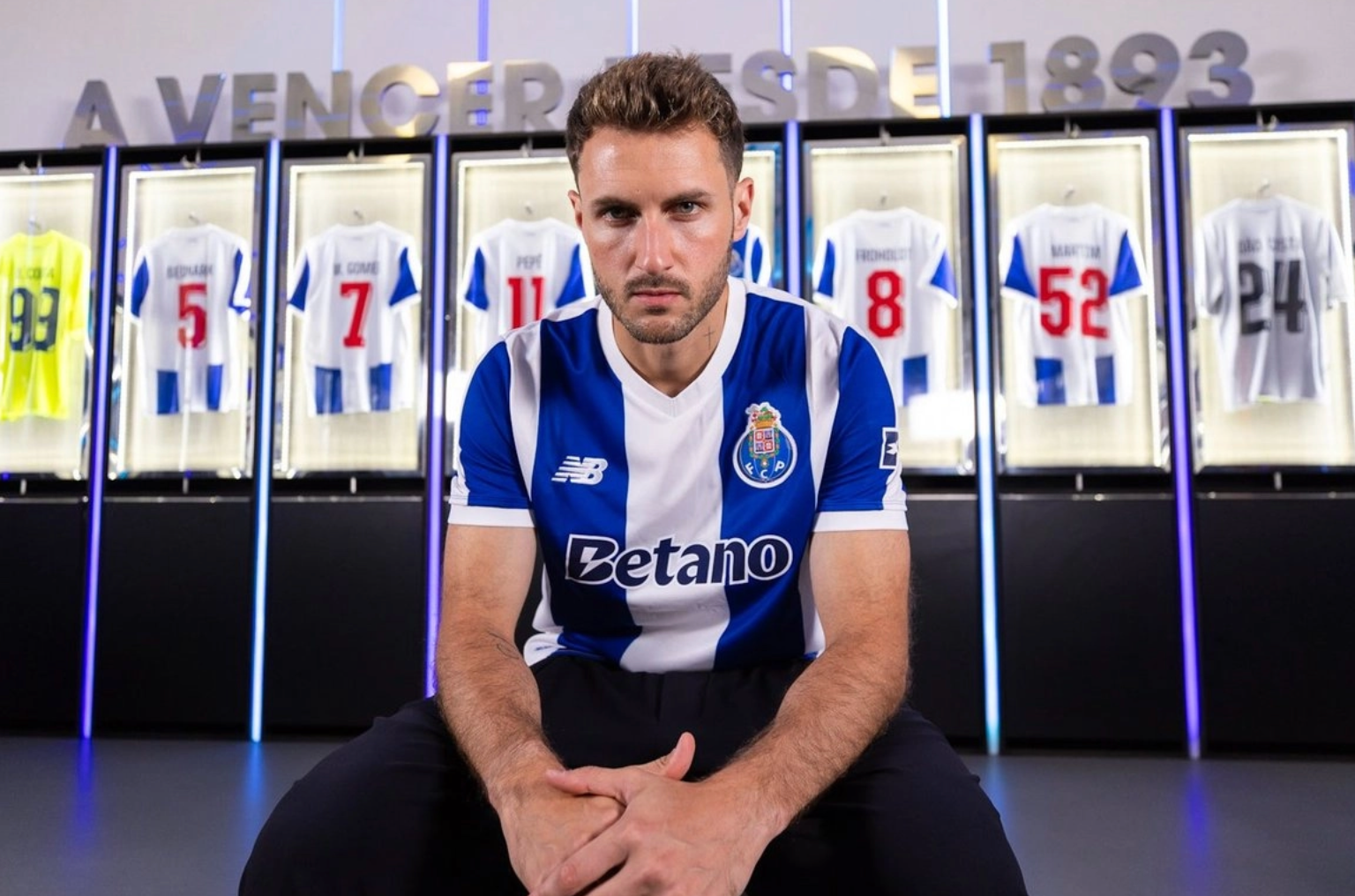 Santiago Giménez continúa su aventura por Europa; llega como refuerzo al Porto