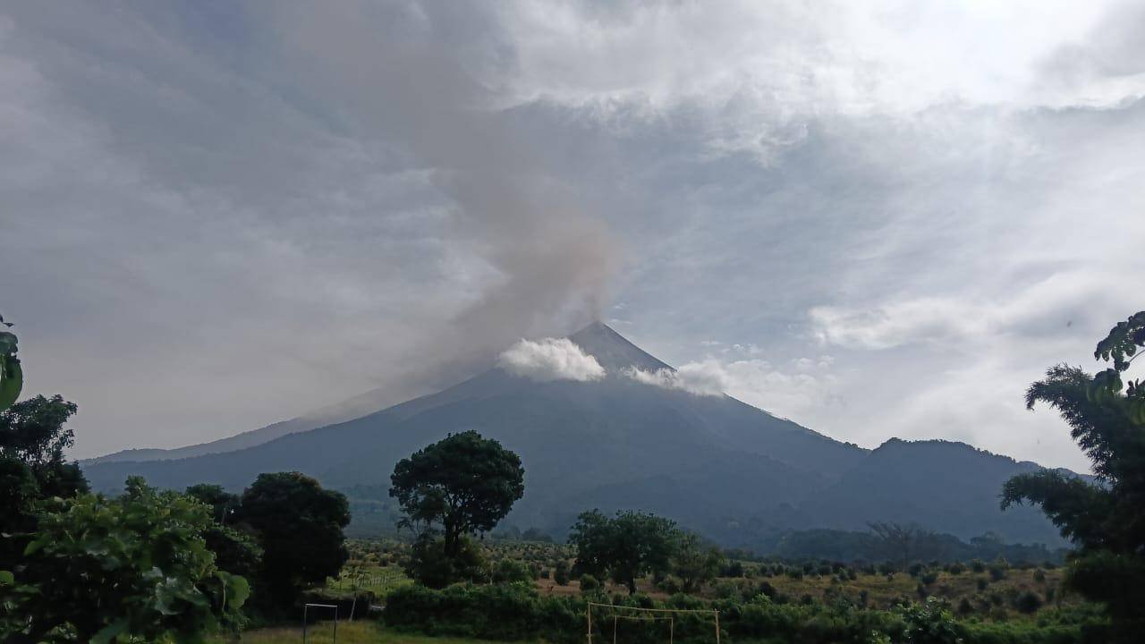Emiten alerta de “peligro” tras la potente erupción de un volcán en Guatemala