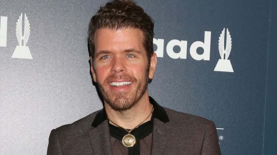 El influencer Perez Hilton recibe tratamiento médico tras autolesionarse, confirma su familia
