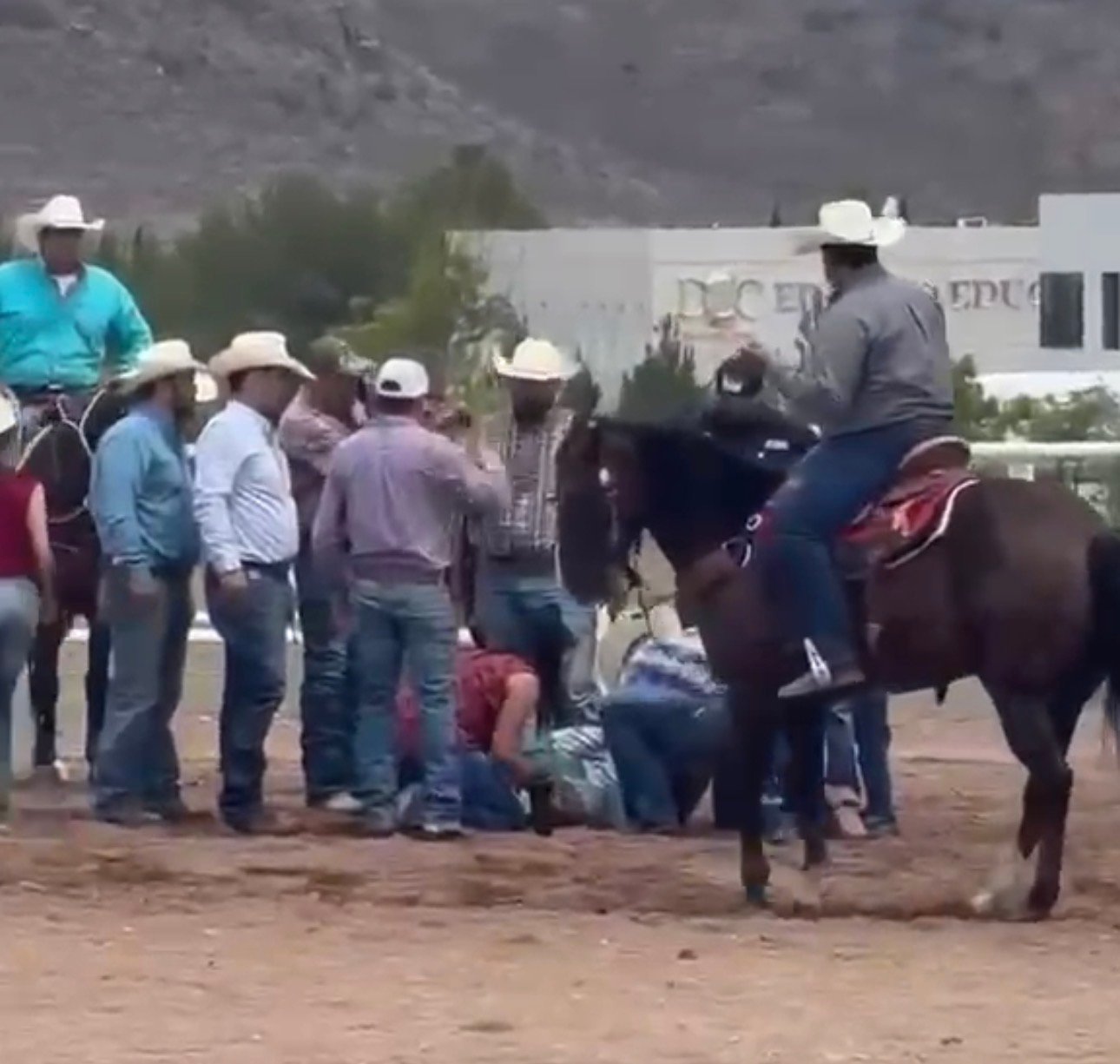 Un jinete resulta herido de gravedad durante el rodeo organizado por Cruz Pérez Cuéllar en Arena Tierra Vieja