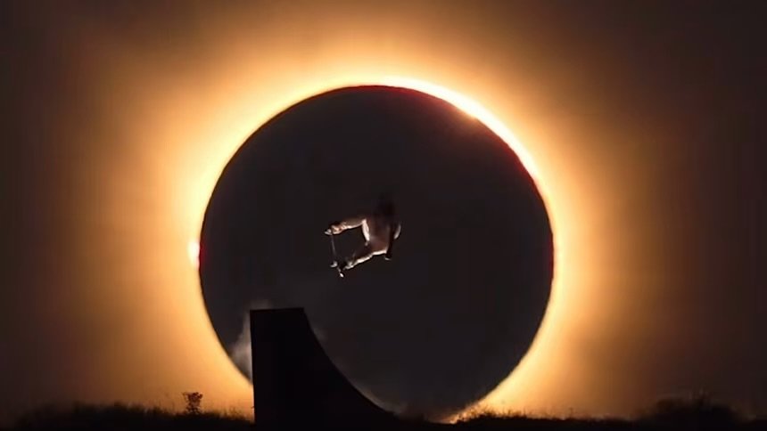 El skater olímpico español Danny León asombra con el eclipse solar
