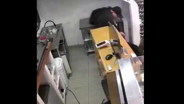 Despido deriva en violenta agresión contra una mujer; exempleado la desfigura