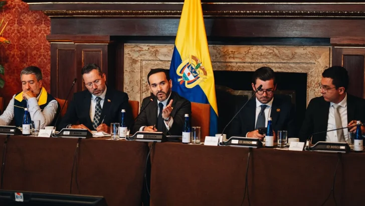 Presidente de Colombia firma decreto de emergencia económica para recuperación tras el terremoto