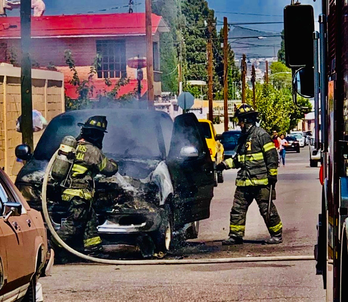 “Se la rifan”: Julio Salas reconoce a bomberos de Chihuahua por su valentía y entrega