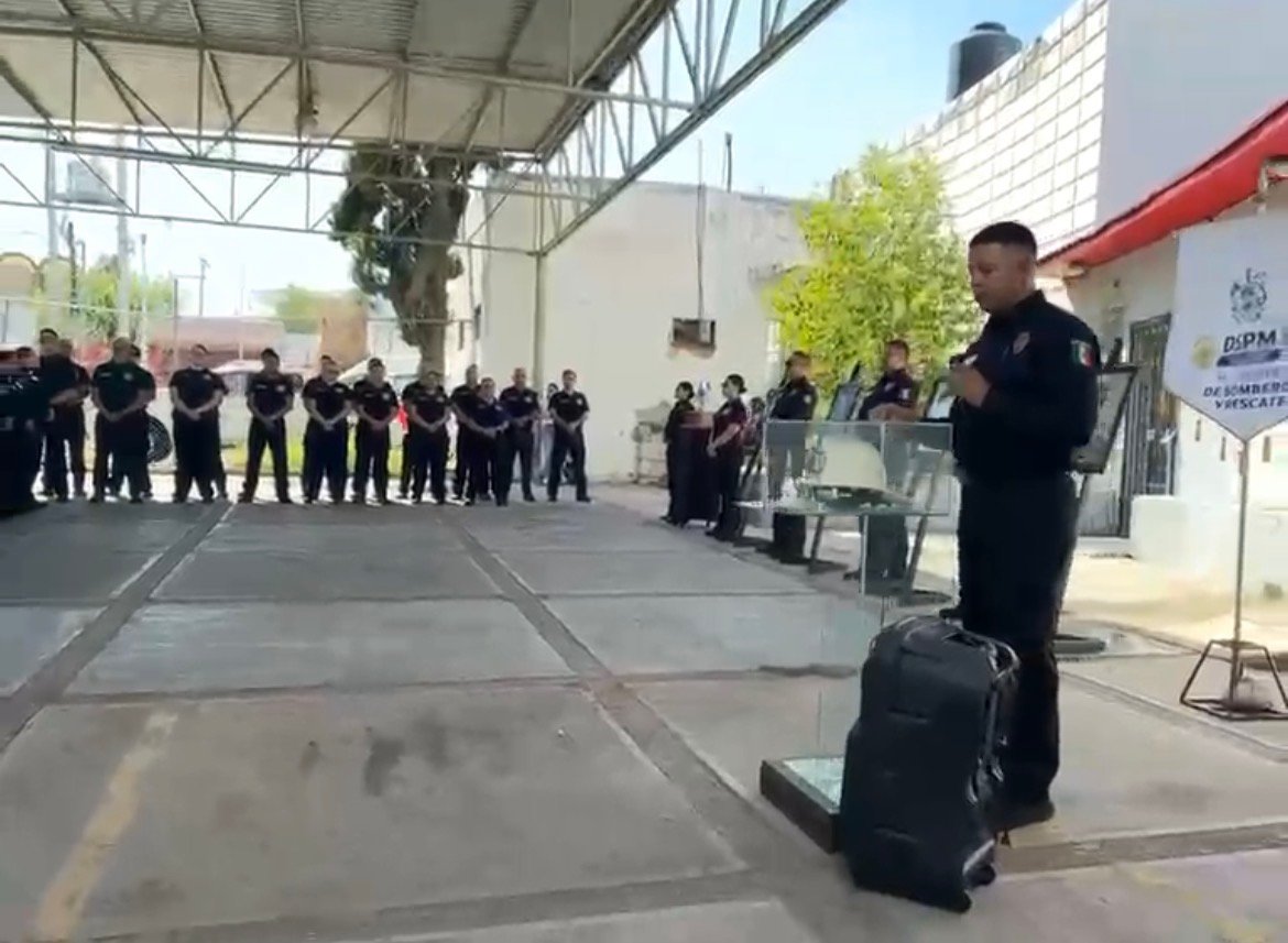Bomberos realizan pase de lista en memoria de sus compañeros caídos