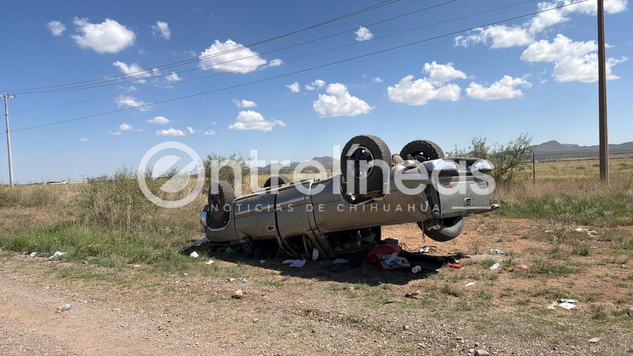 Dos personas lesionadas tras aparatosa volcadura en la carretera Juárez-Chihuahua
