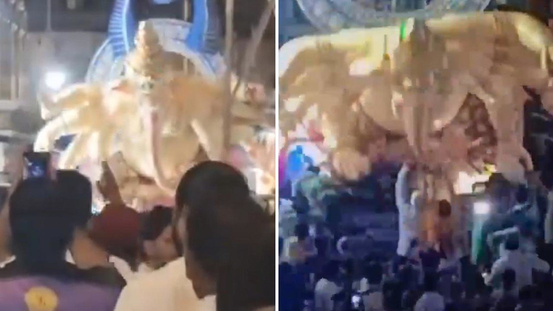 Una estatua de la deidad hindú Ganesh se desploma sobre una multitud de personas