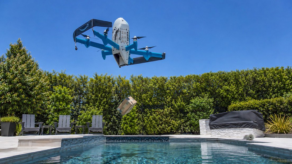 ¿Su primera chamba? Dron de Amazon deja caer un paquete dentro de una piscina