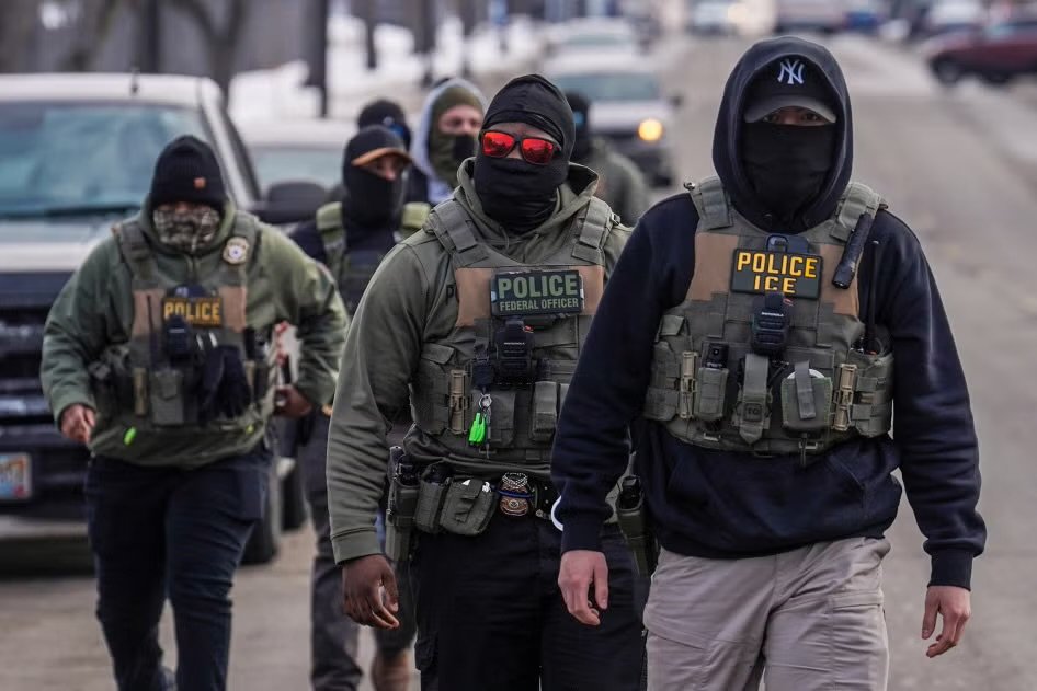 ICE comprará 6 mil guantes con descargas eléctricas para someter a migrantes