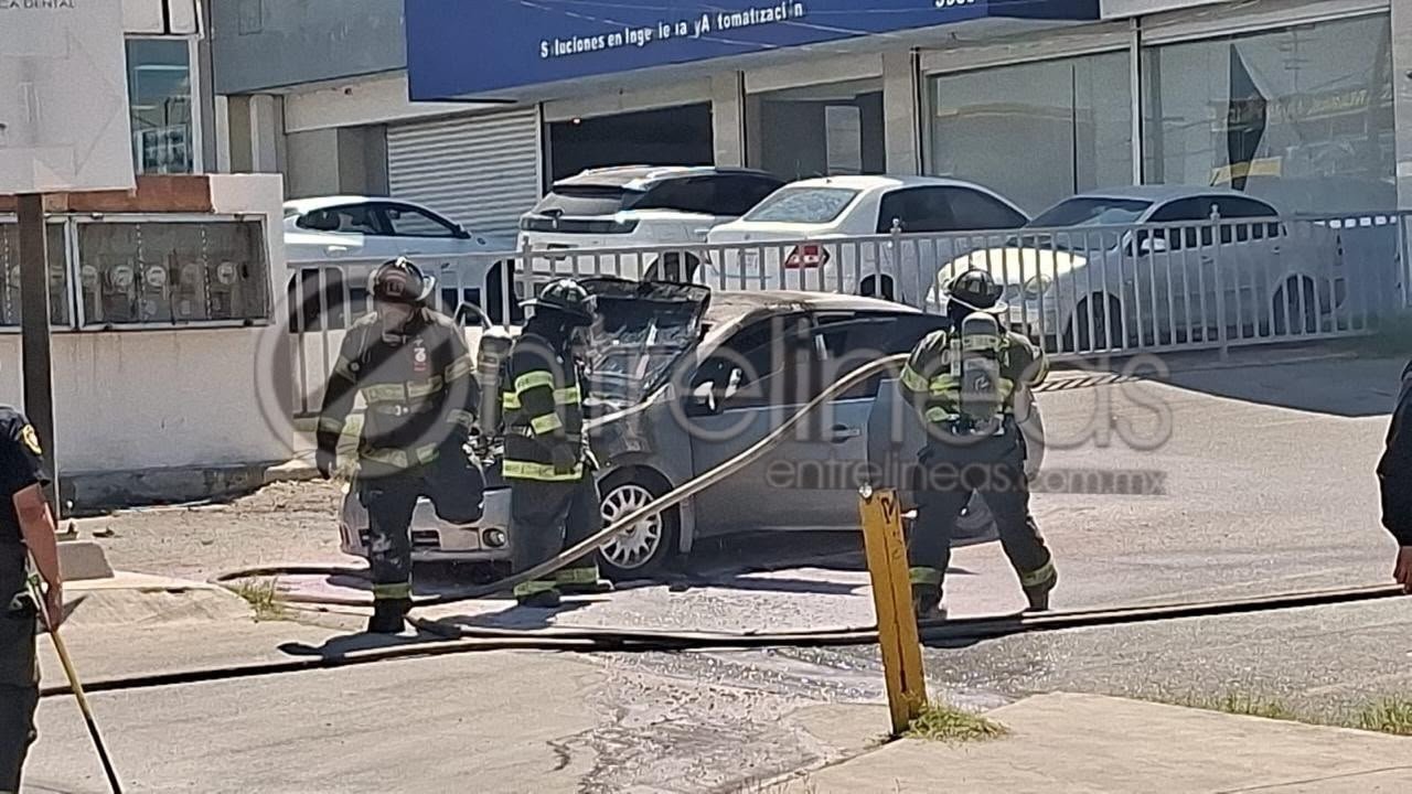 Arde vehículo en Periférico de la Juventud; pérdida total