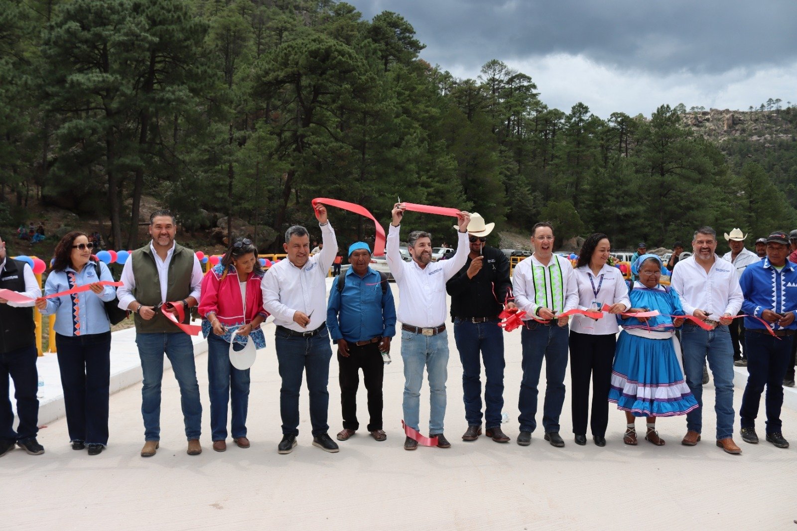 Inauguran puentes vehiculares para ingreso a la Cascada de Cusárare