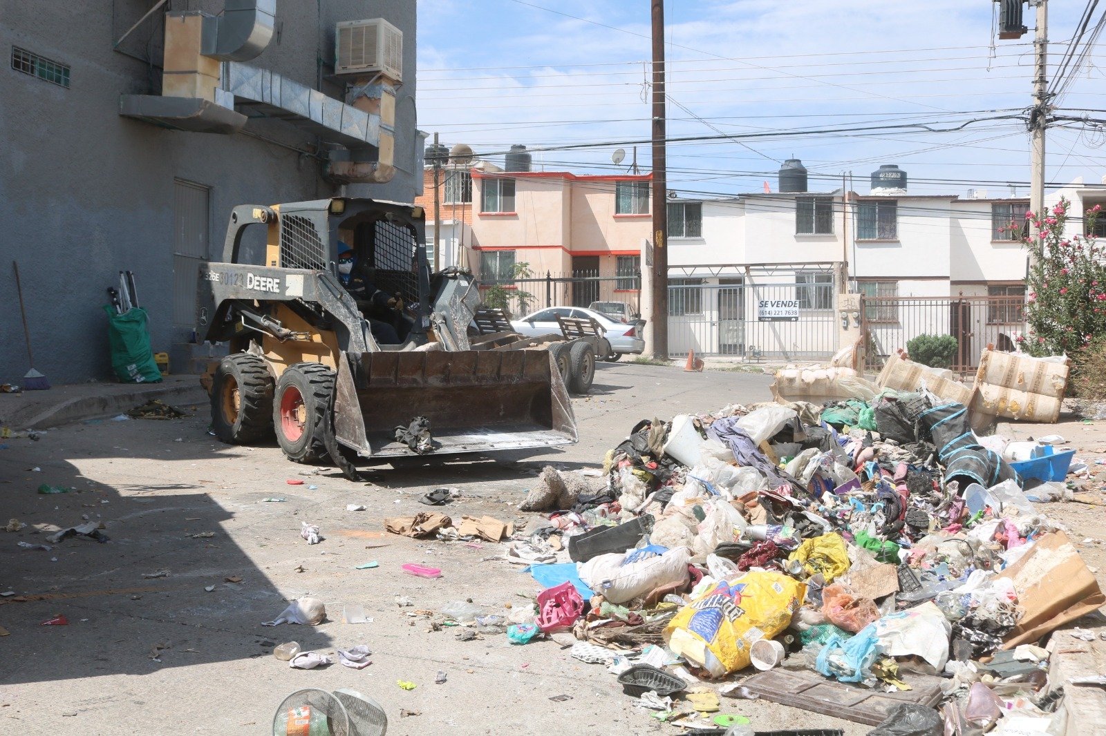 Atiende Gobierno Municipal reporte de vivienda con acumulación de basura