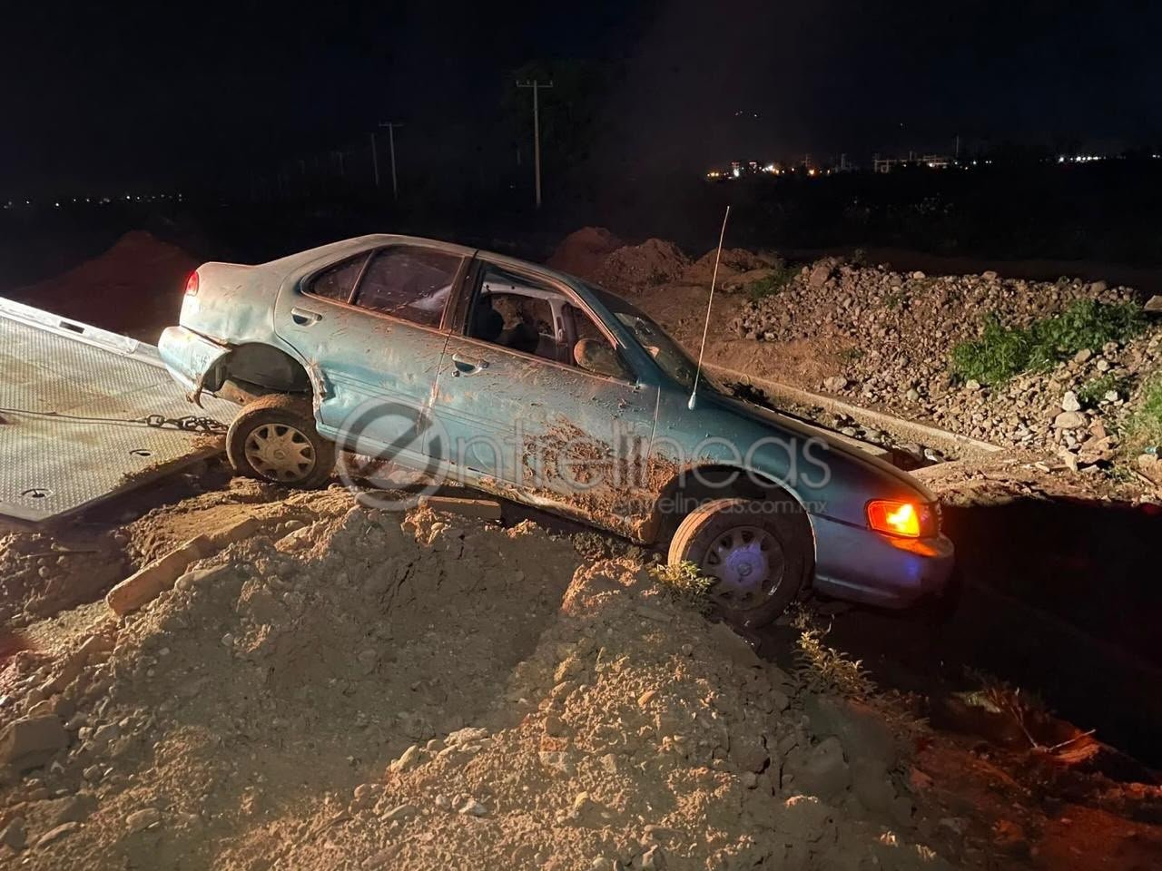 Cae vehículo a zanja de dos metros en el Periférico R. Almada; conductor iba ebrio