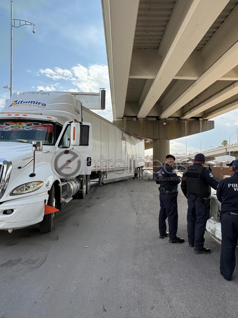 Tráiler choca contra trabe de puente y queda atorado en Teófilo Borunda y Pacheco