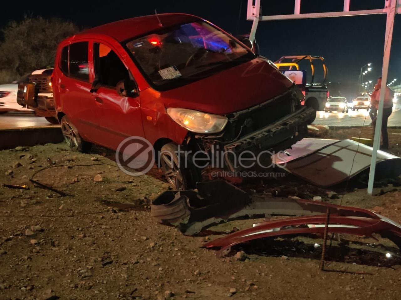 Conductor pierde el control y choca contra anuncio en la carretera Chihuahua-Aldama