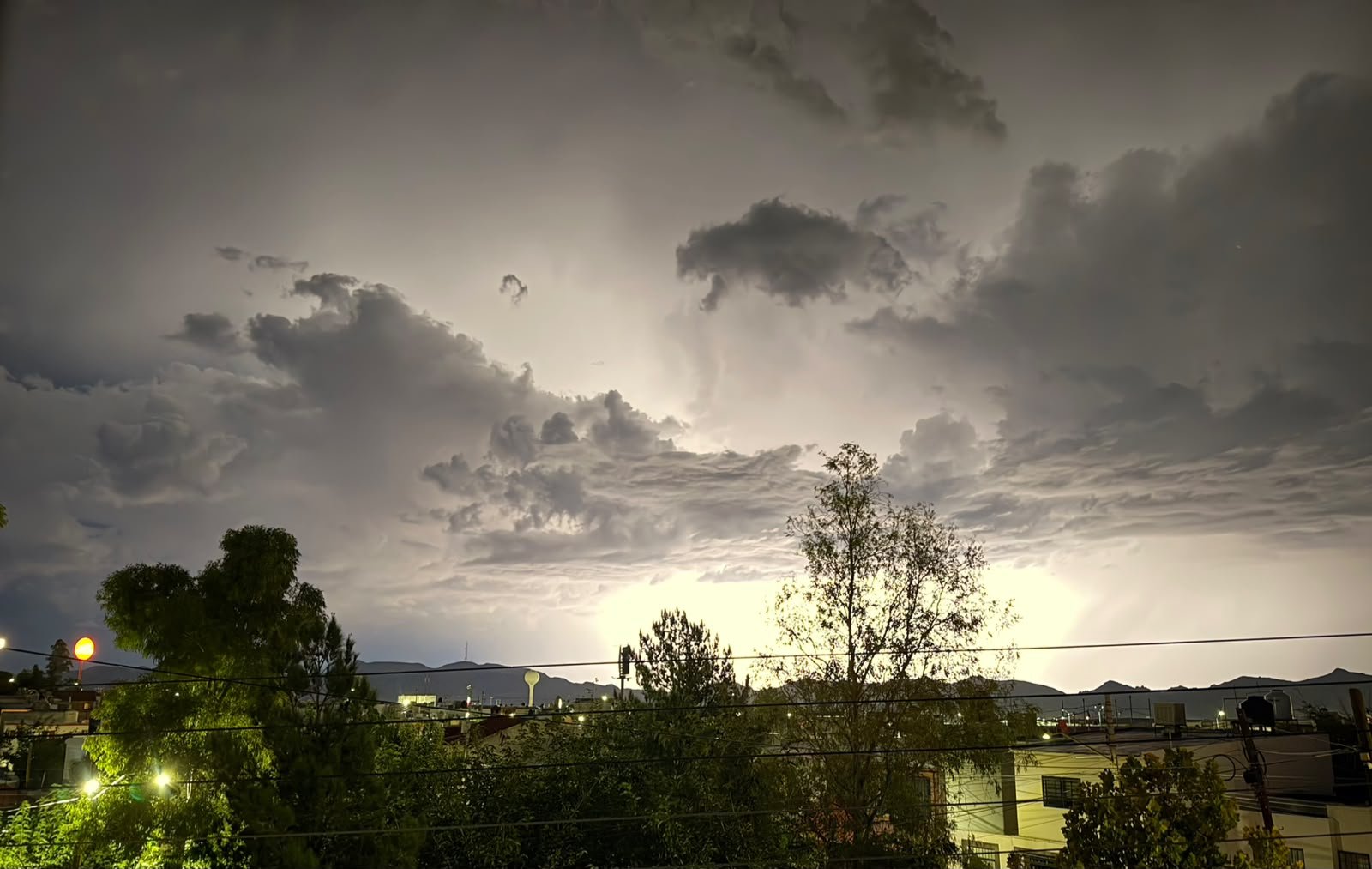 Tormenta avanza por Chihuahua capital y deja lluvias en varios sectores