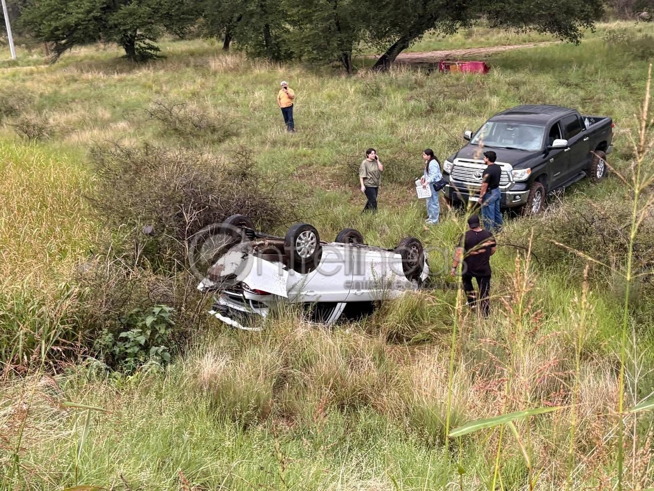 Pareja resulta lesionada tras volcar en barranco de la carretera Cuauhtémoc-Chihuahua