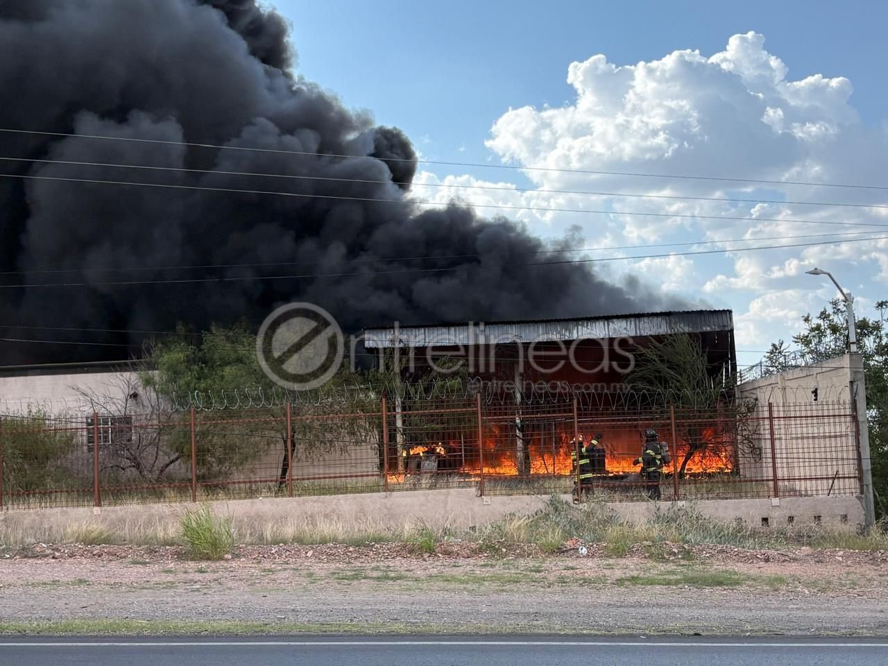 Incendio consume predio en carretera a Cuauhtémoc