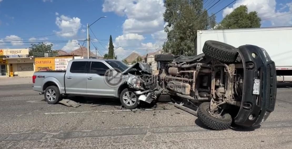 Vuelca pickup tras intentar dar vuelta en “U” en la avenida de Las Industrias