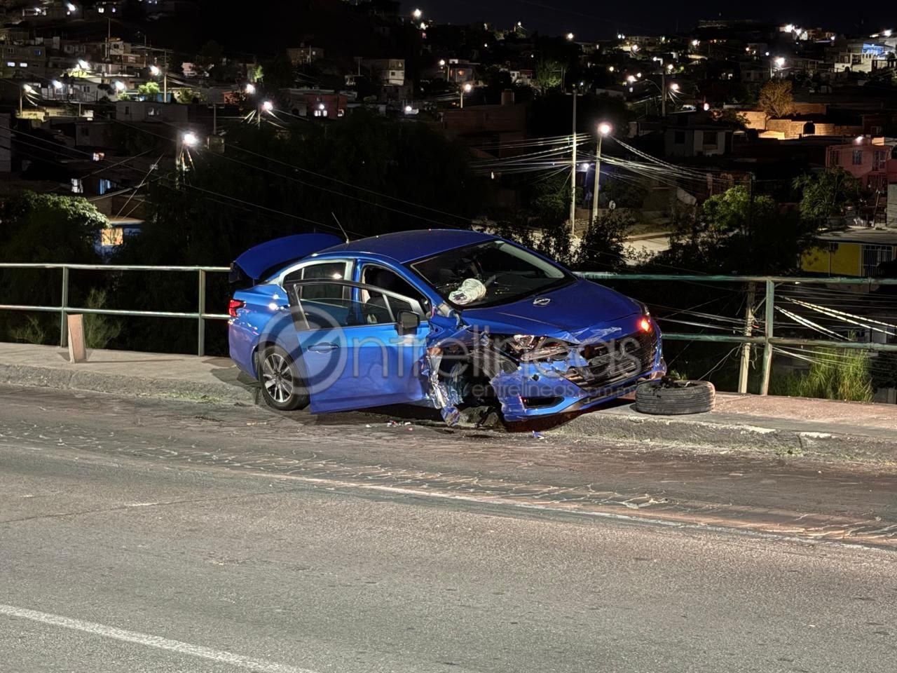 Conductor sufre presunta crisis convulsiva y choca contra valla en la Pacheco