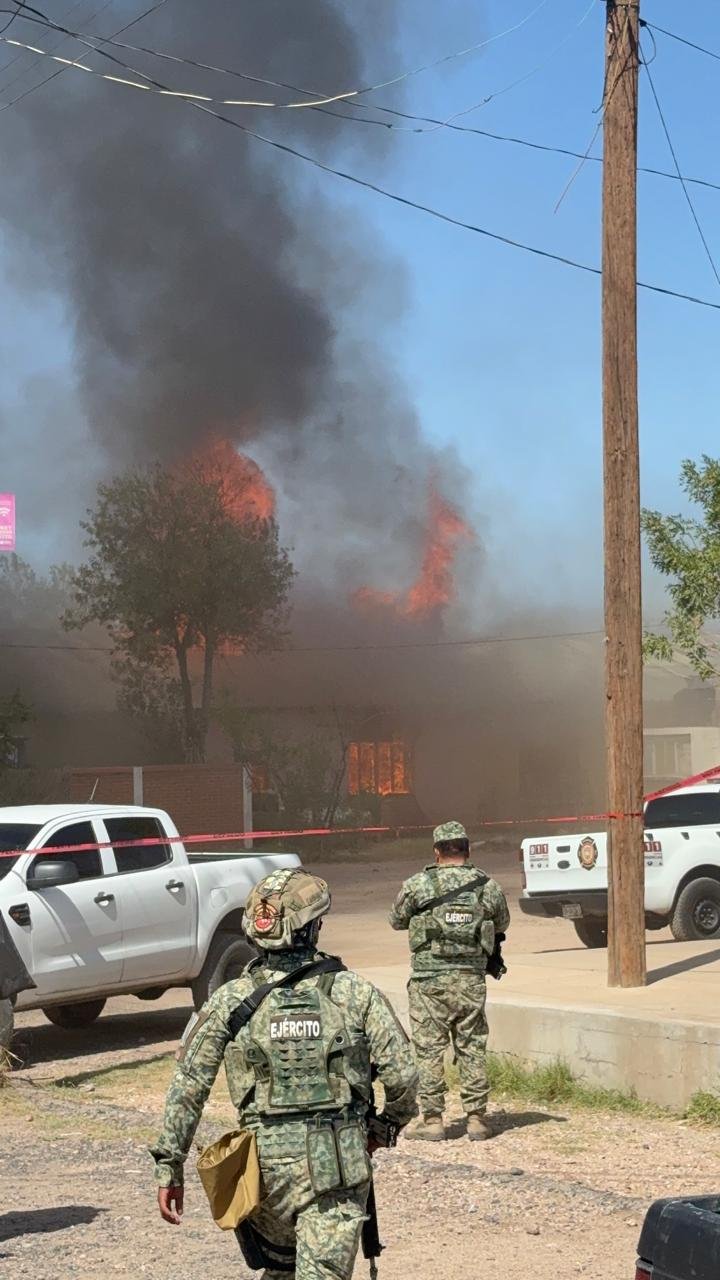 Arde galerón de tren y fuego se propaga a viviendas en Ávalos; evacuan clínica del IMSS