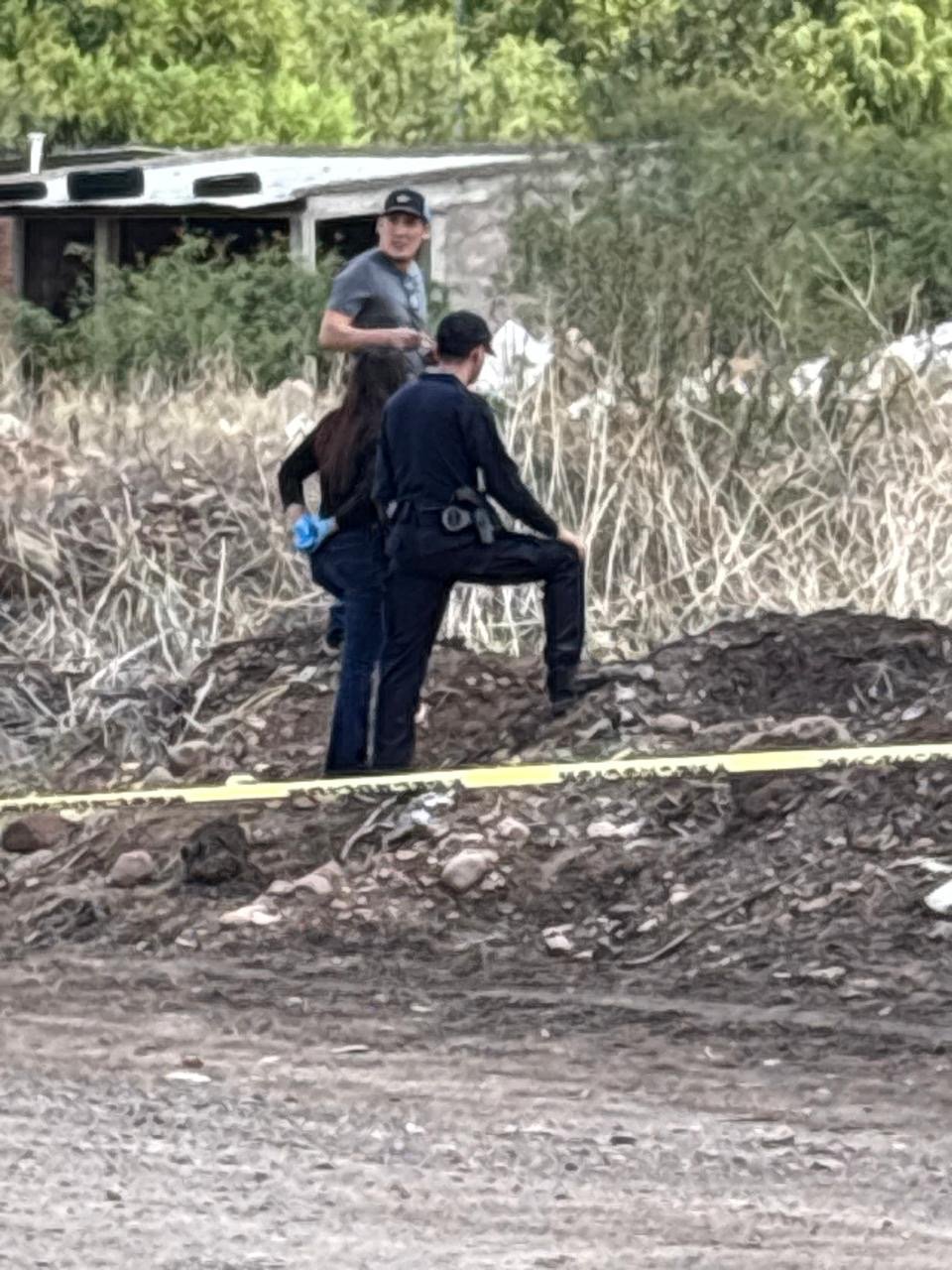 Hallan cadáver maniatado entre escombros en Labor de Terrazas