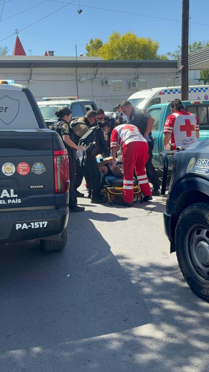Hombre de 60 años sufre presunta sobredosis de heroína dentro de su auto en el Centro