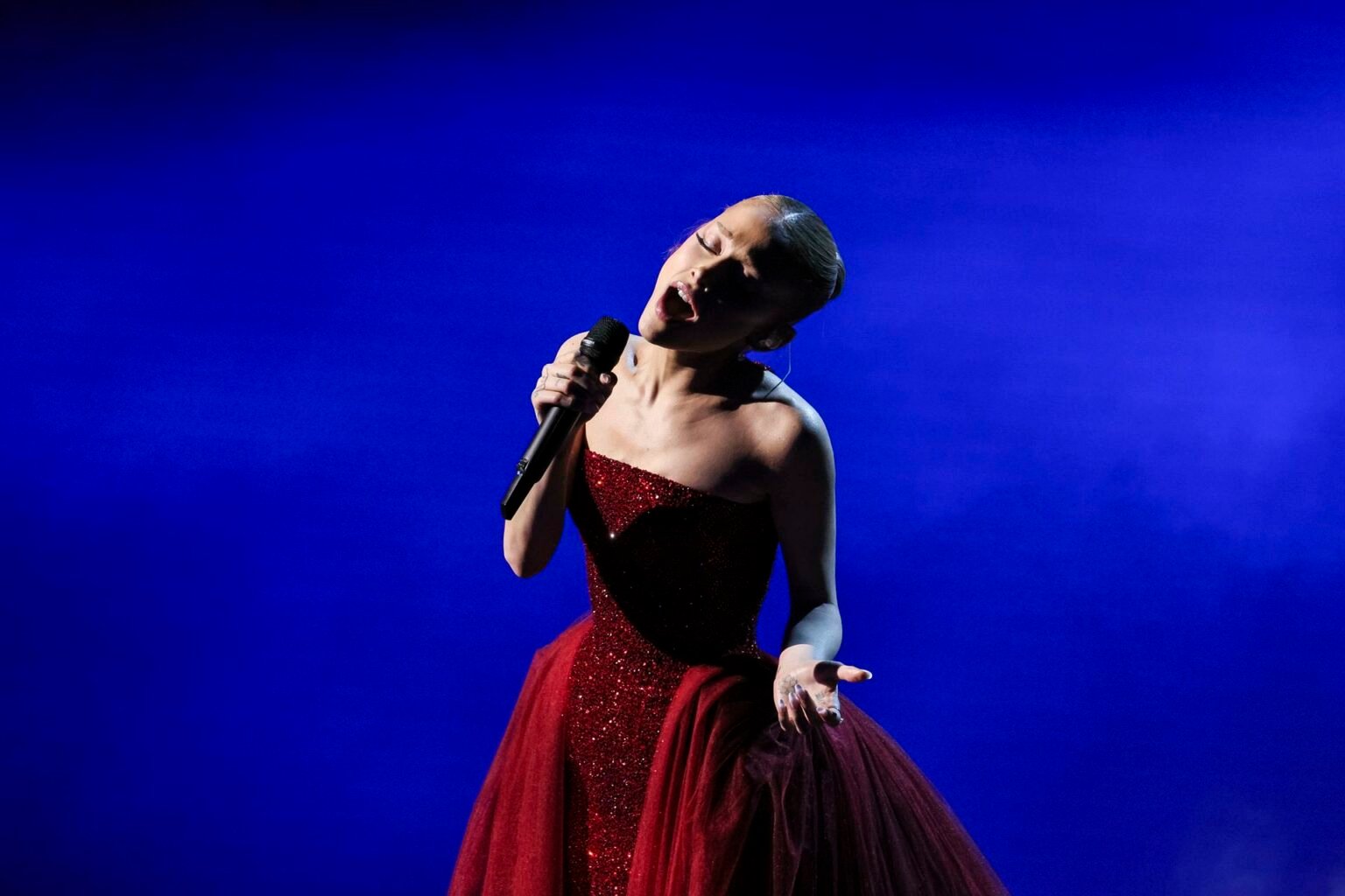 Ariana Grande se alejará de los focos ante el “constante escrutinio público”, revelan medios