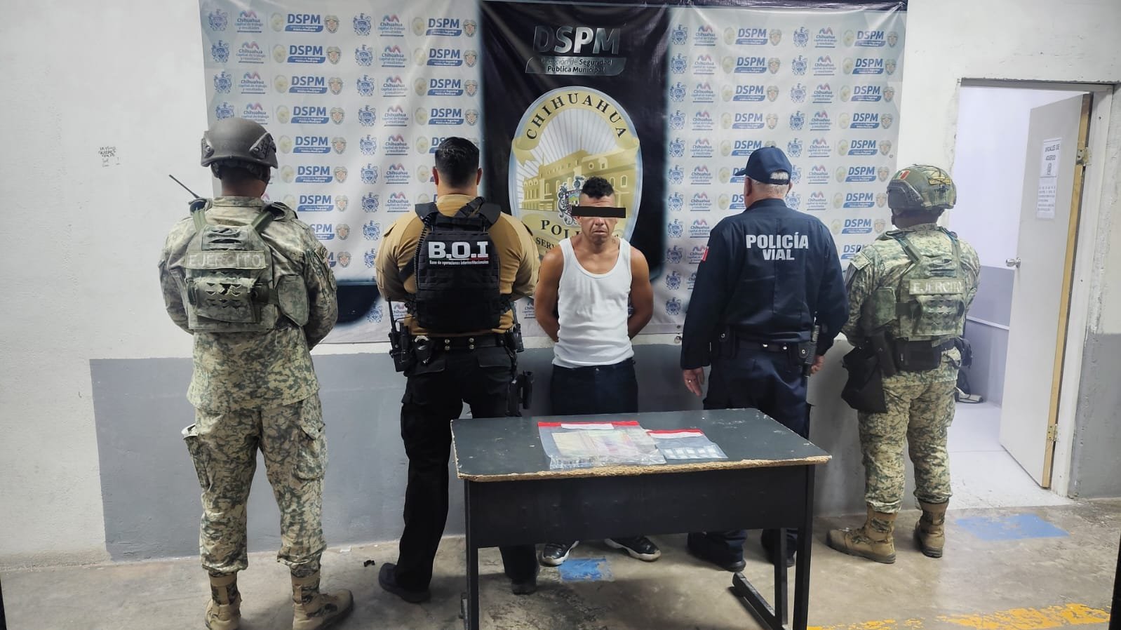 Hombre con 10 envoltorios de aparente cristal fue detenido por municipales en la Dale
