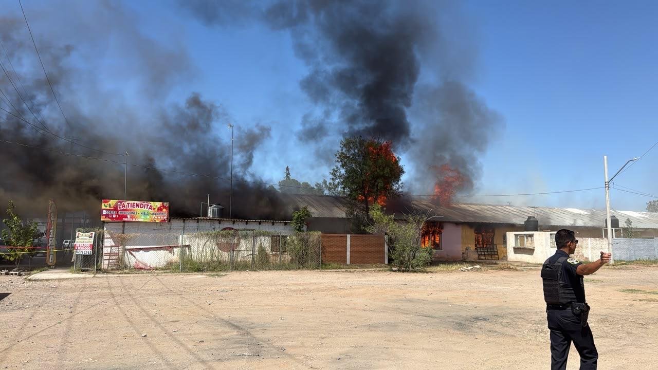 Controla Bomberos incendio en zona habitacional de la colonia Ávalos