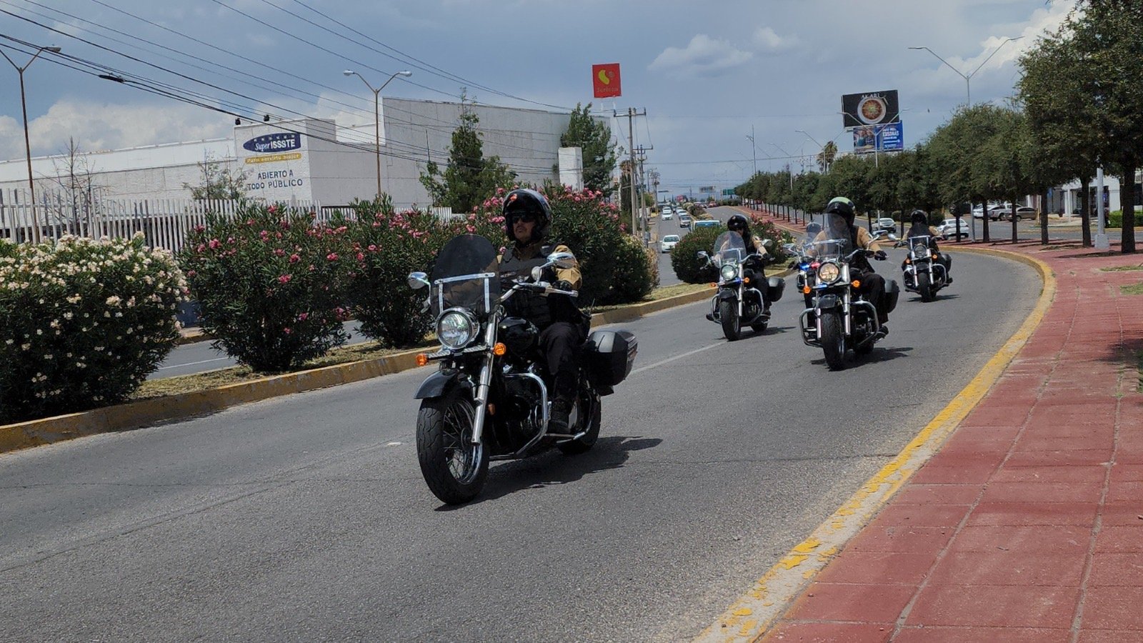Policías en motocicletas refuerzan seguridad en avenidas, plazas comerciales e instituciones bancarias