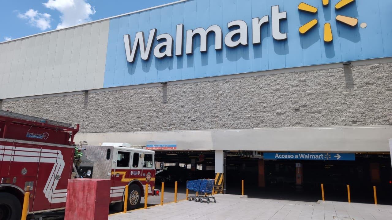 Cinco personas quedan atrapadas en elevador de Walmart; tres son menores