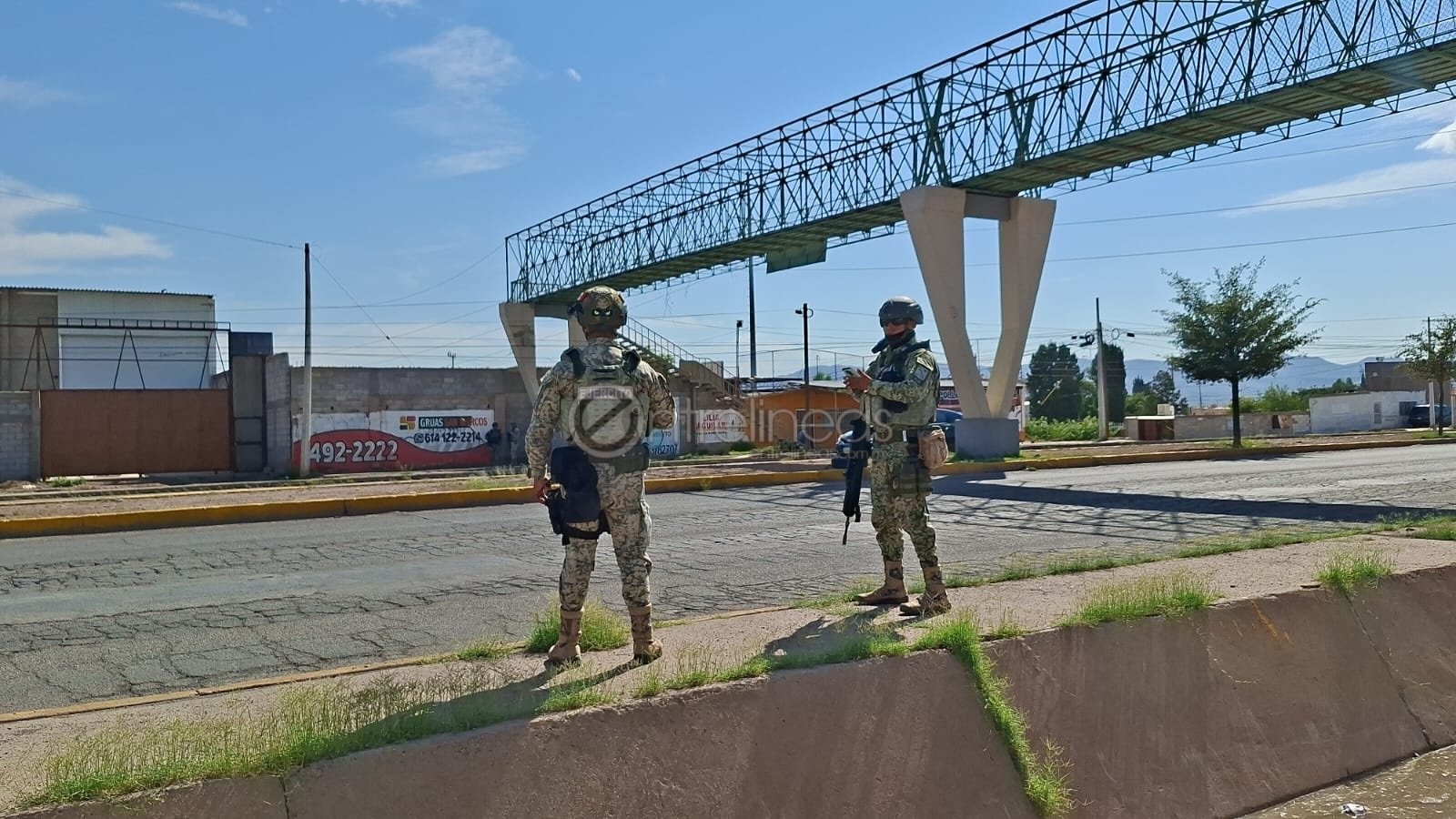 Aseguran narcomanta en puente peatonal de la Fuentes Mares