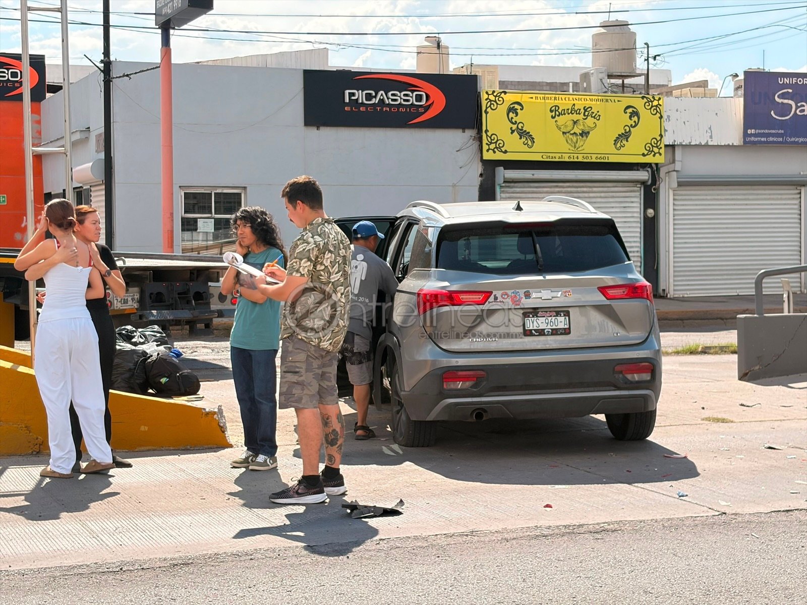 Aparatoso choque en Vallarta y Fresno, camioneta queda en barras de contención del Bowí