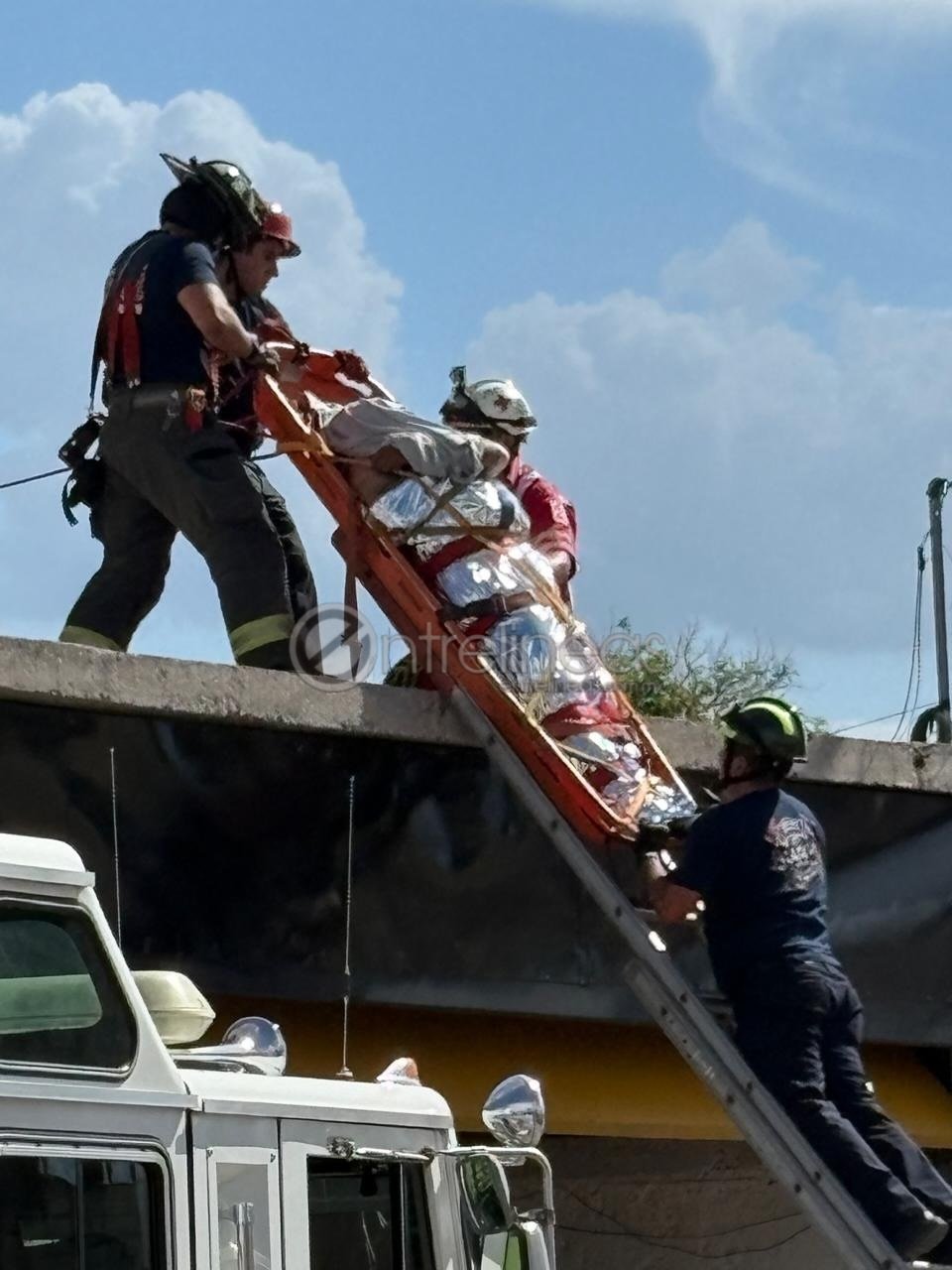 Sujeto se electrocuta al trabajar con paneles solares, quemaduras de segundo y tercer grado