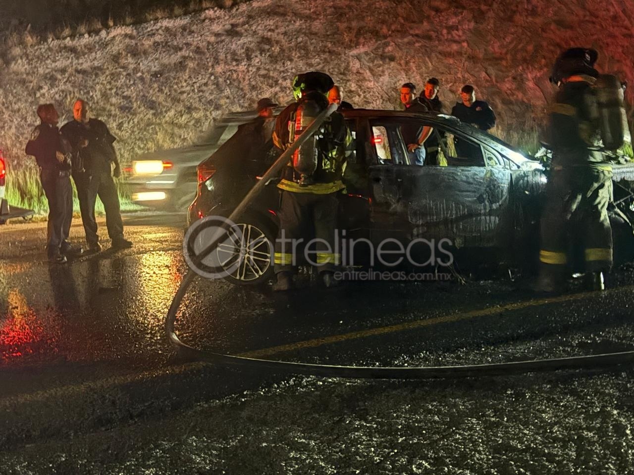 Conductor ebrio choca contra poste y su Kia Rio termina calcinado