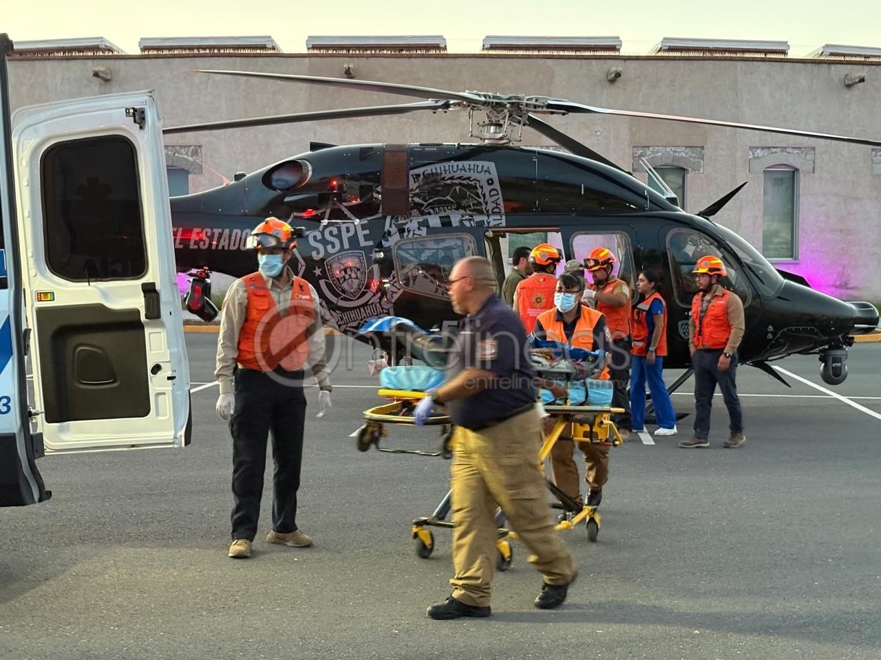 Trasladan en helicóptero a menor rarámuri tras caer de un barranco
