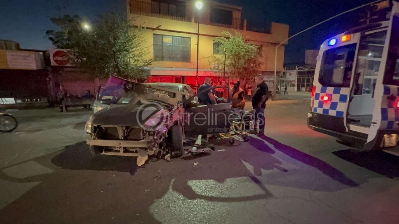 Conductor ebrio invade carril y choca de frente contra camión urbano en la Niños Héroes