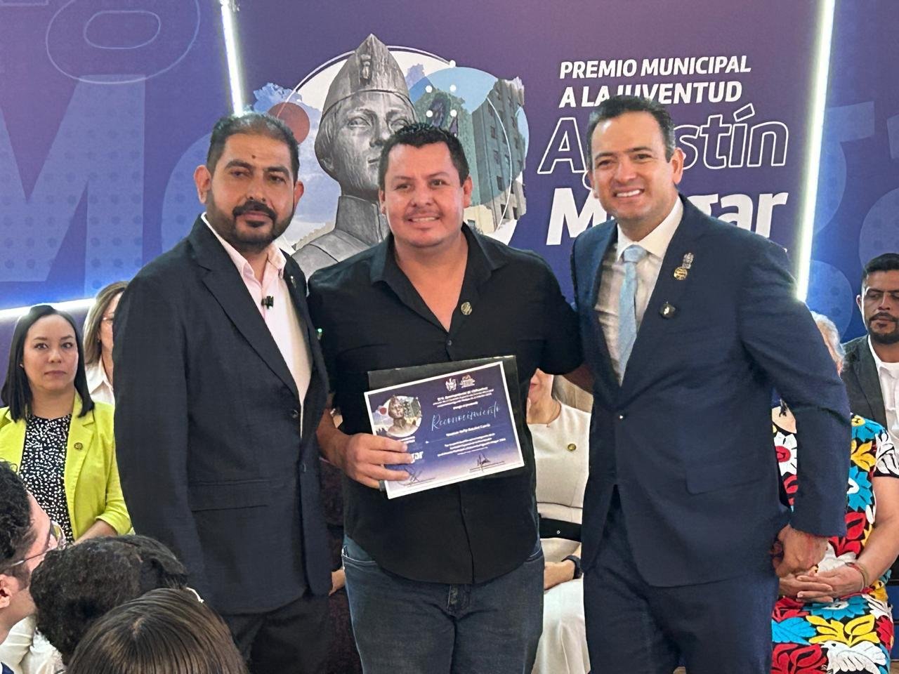 No dejen de hacer, no dejen de creer: Marco Bonilla reconoce a jóvenes con el Premio Agustín Melgar