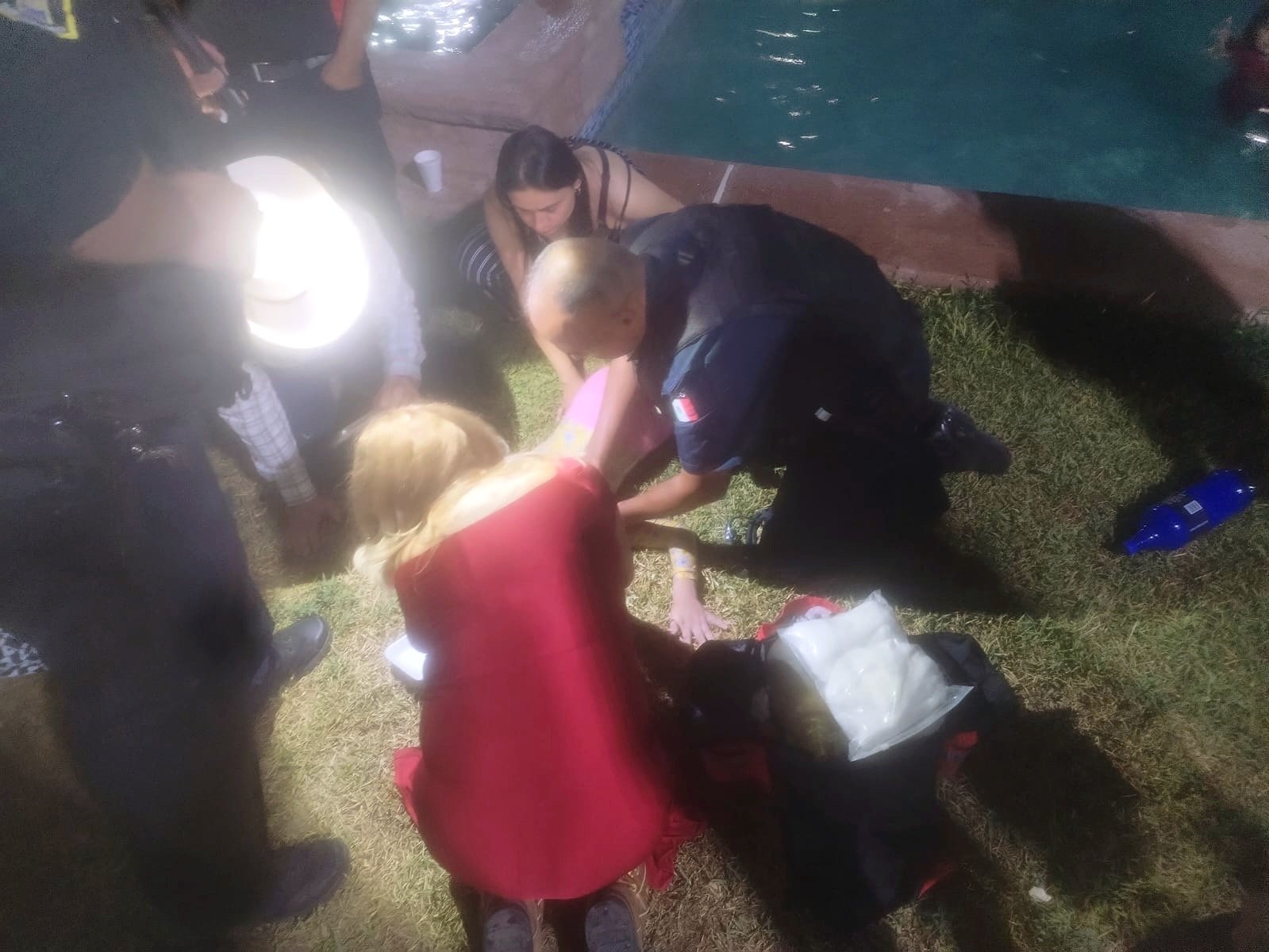 Auxilia Policía Municipal a niña de 7 años tras accidente en alberca
