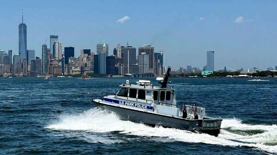 Mueren una bebé y una mujer tras la volcadura de embarcación en el puerto de Nueva York