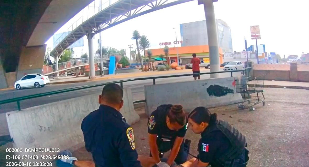 Policías municipales salvan la vida a mujer con RCP y desfibrilador en el Centro