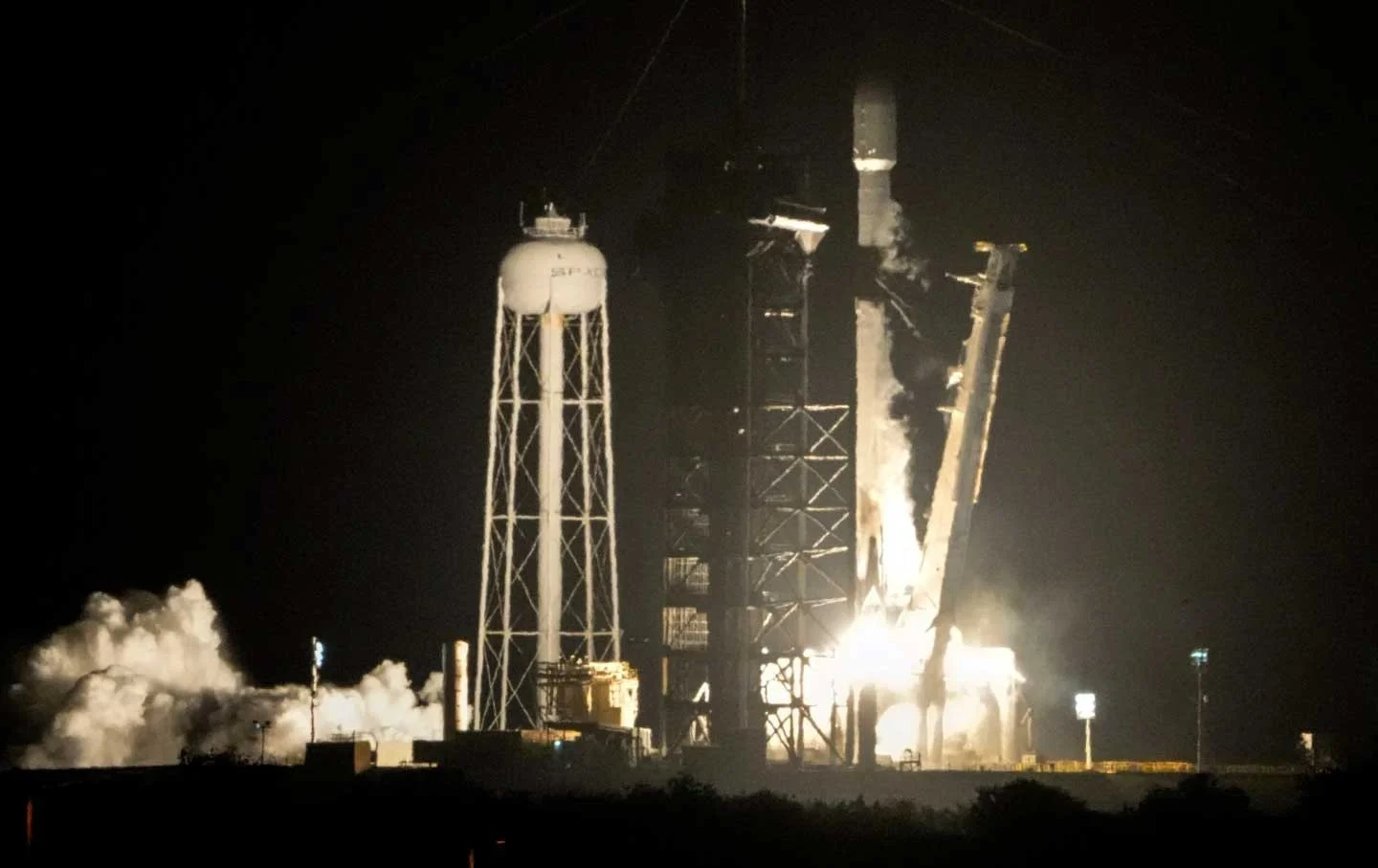 Un cohete desechado de SpaceX se dirige a gran velocidad hacia la Luna