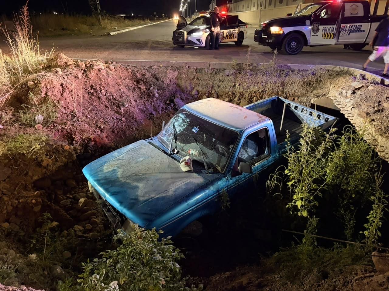 Conductor de una pick up cae en un arroyo al norte de la ciudad