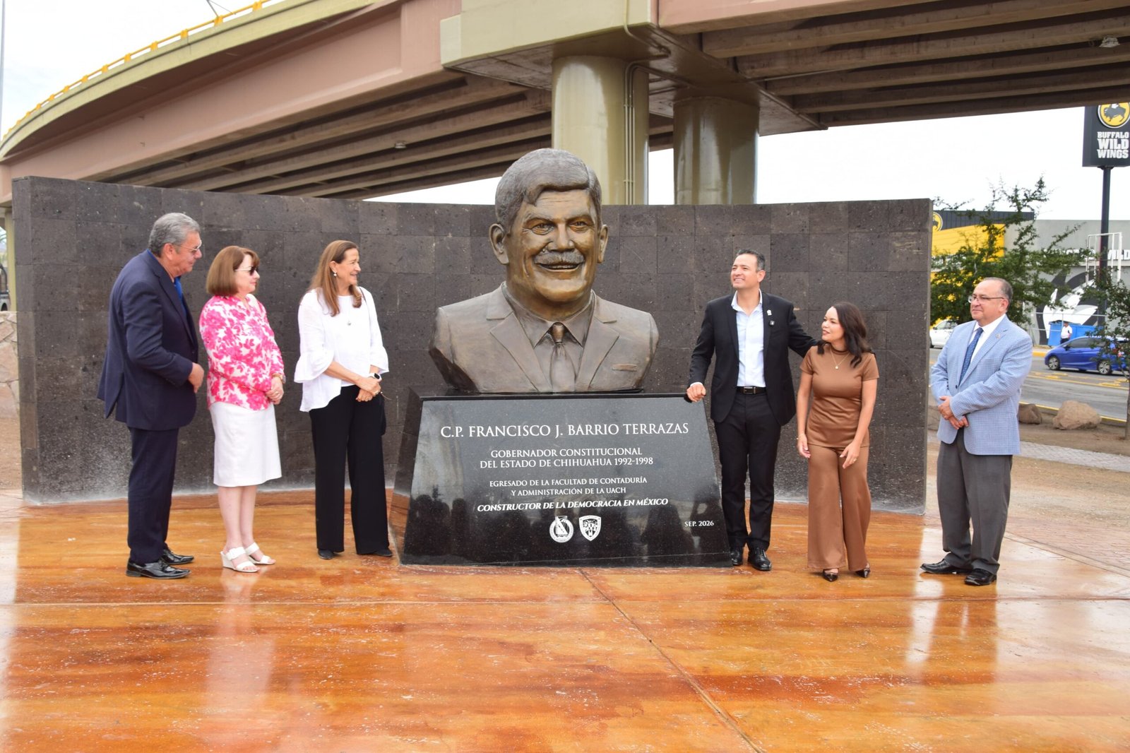 Develan busto de Francisco Barrio y congregan a viejas y nuevas figuras del panismo
