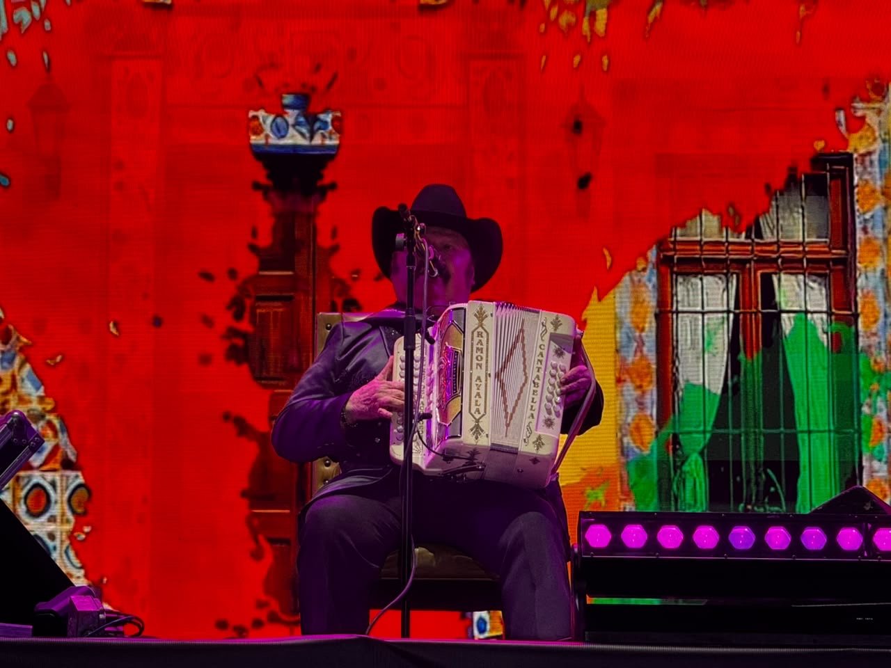 Ramón Ayala cierra concierto en la Plaza del Ángel por el Grito de Independencia